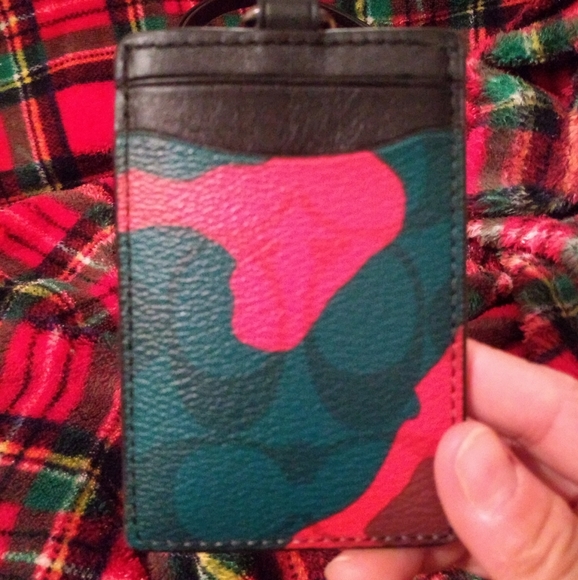 🆕  Coach Signature Camo ID Lanyard - Picture 4 of 4